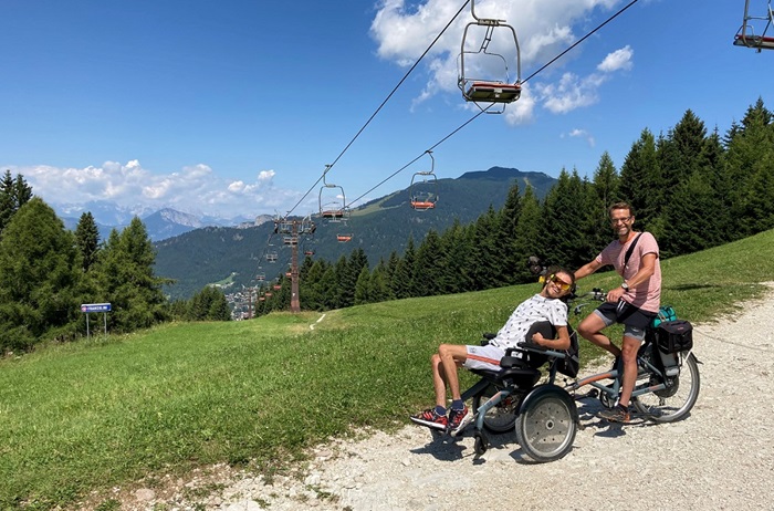 Hans met zoon op fiets in de bergen