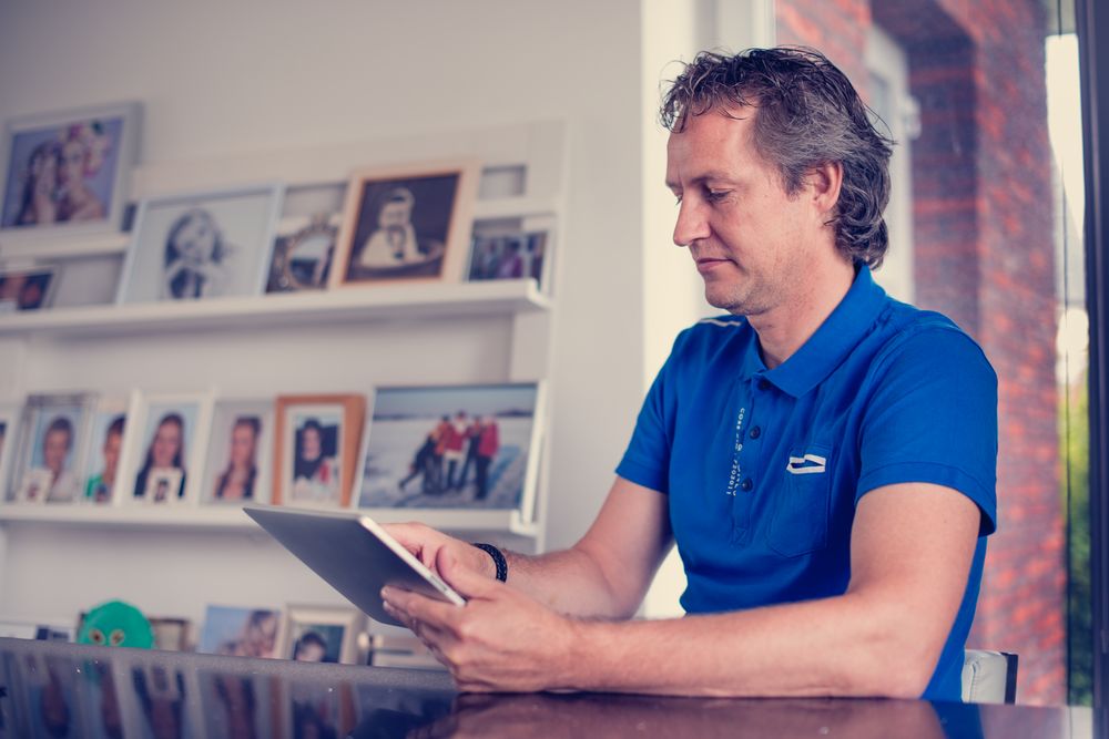 Man met iPad